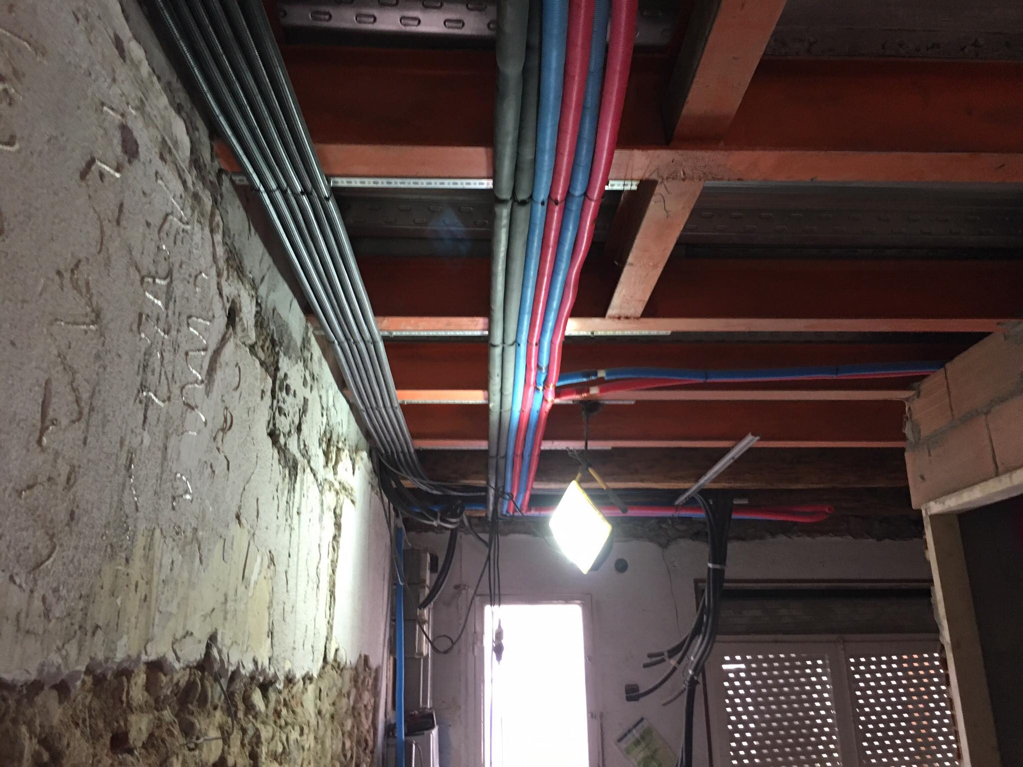 Conducciones eléctricas y tuberías instaladas en techo de vivienda