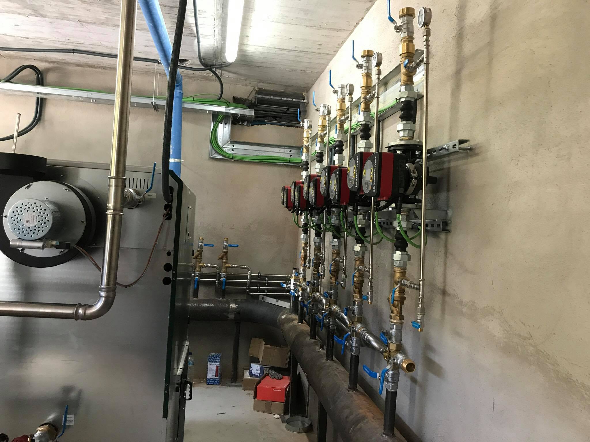 Colectores y grupos de bombeo en sala de instalaciones