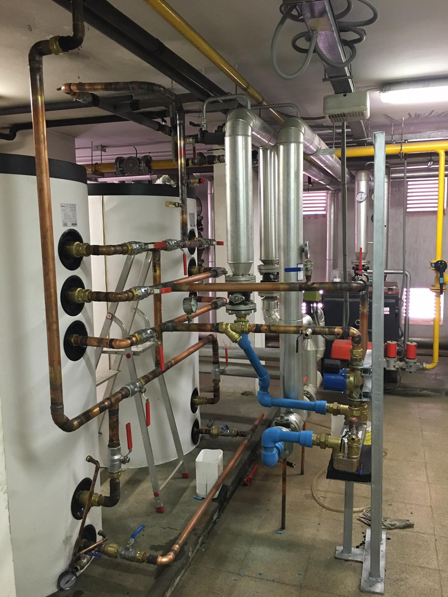Sala técnica con tuberías de cobre, gas y depósitos acumuladores